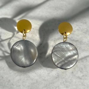 clous-doreilles-rond-nacre-gris