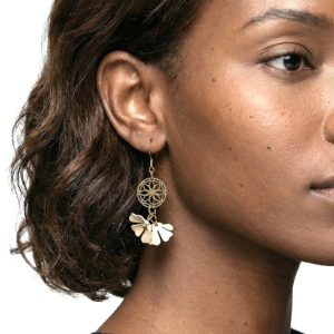 boucles-doreilles-pendantes-fleurs-beige