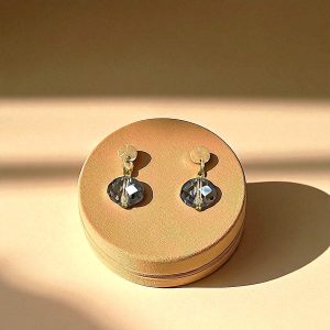 boucles-doreilles-grises-facettees
